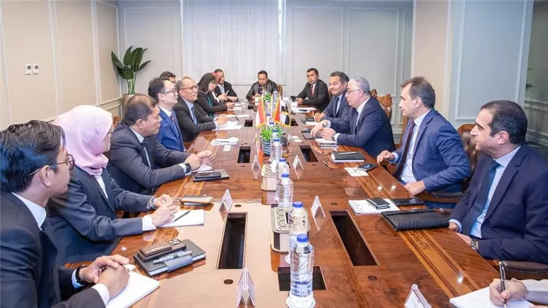 وفد إندونيسى يؤكد اهتمامه بضخ استثمارات بمجال السيارات الكهربائية والوقود الاخضر باقتصادية القناة