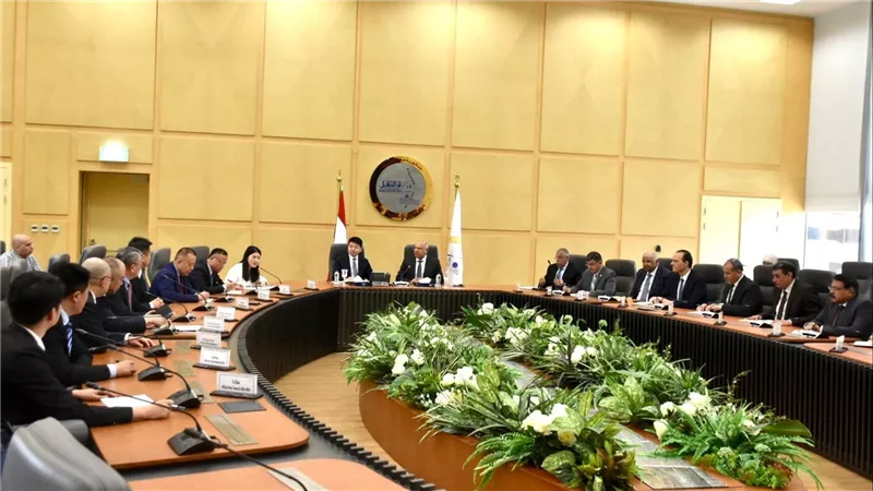 وزير النقل يبحث مع وفد صيني التعاون في توطين صناعة النقل بمصر
