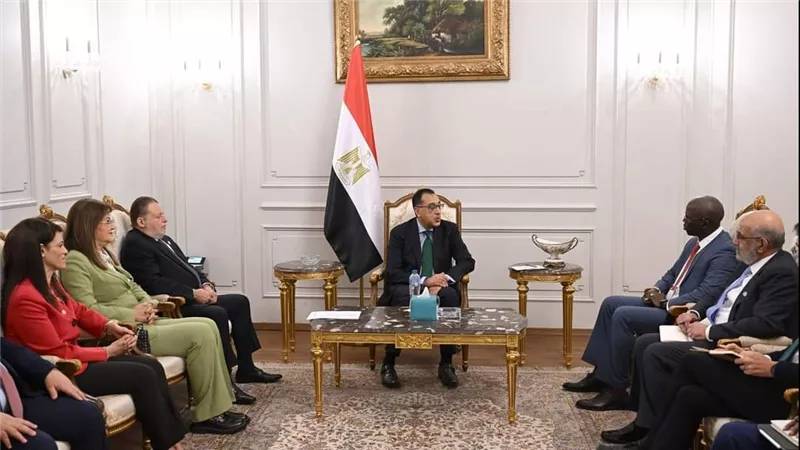 رئيس الوزراء يستعرض ملفات التعاون المشتركة مع نائب رئيس مجموعة البنك الدولي