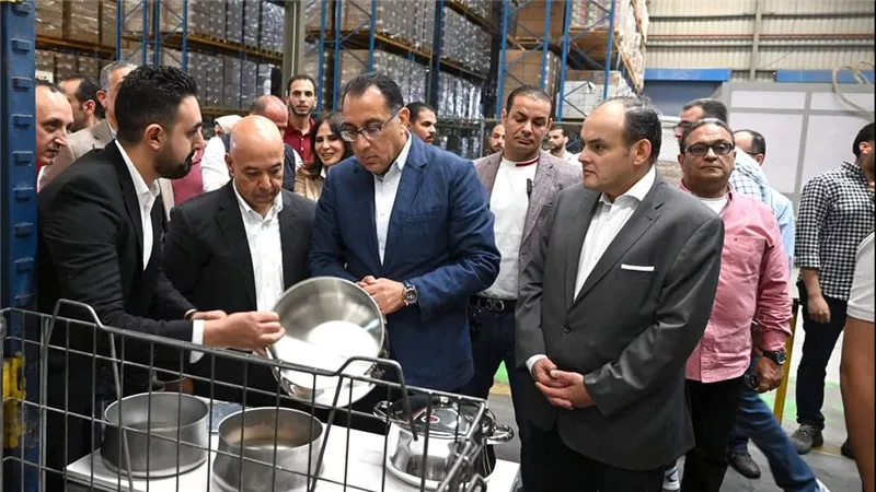 مدبولي: نحرص على زيارة المشروعات الرائدة لتعميق الصناعة وزيادة الصادرات وخلق فرص عمل