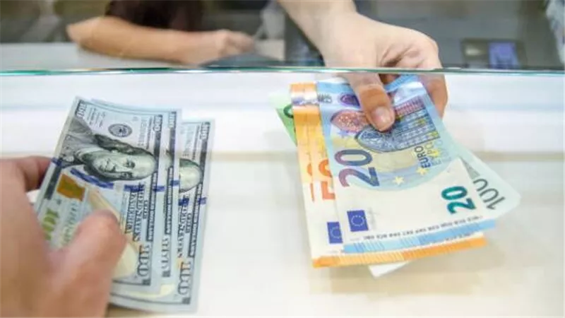 خطوة بخطوة.. كيفية تغيير العملة من البنك والمستندات المطلوبة 
