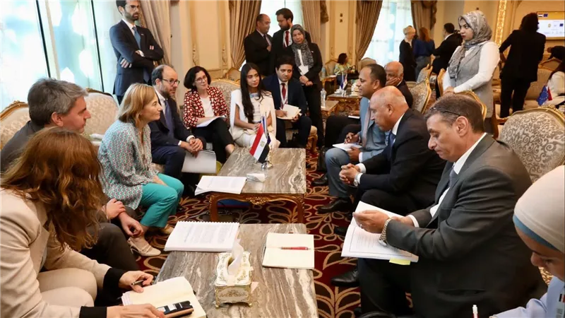وزير النقل يبحث مع نائب رئيس بنك الاستثمار الأوروبي المشروعات المشتركة وتوطين الصناعة في مصر