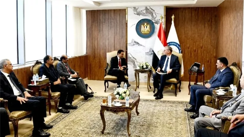 وزير البترول يبحث مع 