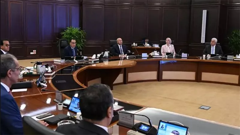 مدبولي يتابع ملف توطين صناعة الهواتف المحمولة للتصدير من مصر