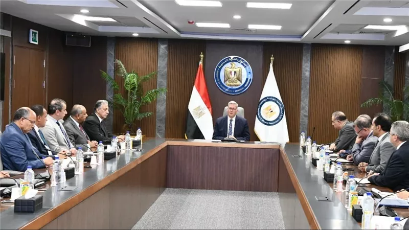 وزير البترول: تشكيل لجنة استشارية منوطة بزيادة إنتاج الحقول وإدارة الخزانات البترولية