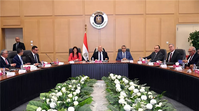 وزير الصناعة: التنسيق مع البنك المركزي ووزارة المالية لتخفيف العبء عن المصنعين