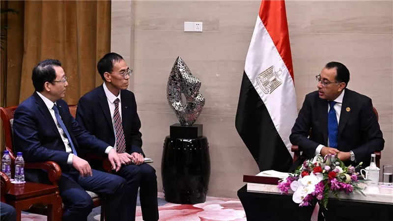 مدبولي: مستعدون لمنح الشركات حوافز إضافية لتوطين صناعة السيارات الكهربائية في مصر