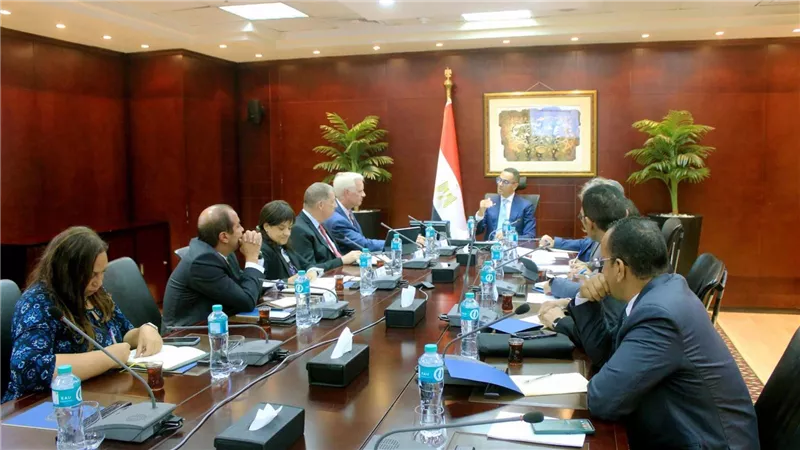 وزير الاستثمار يبحث مع وفد 