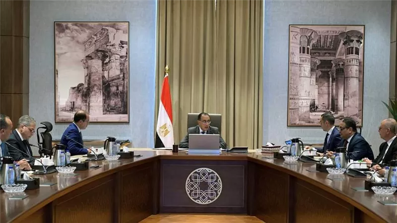 رئيس الوزراء يبحث وضع ضوابط لتنظيم سوق السيارات في مصر