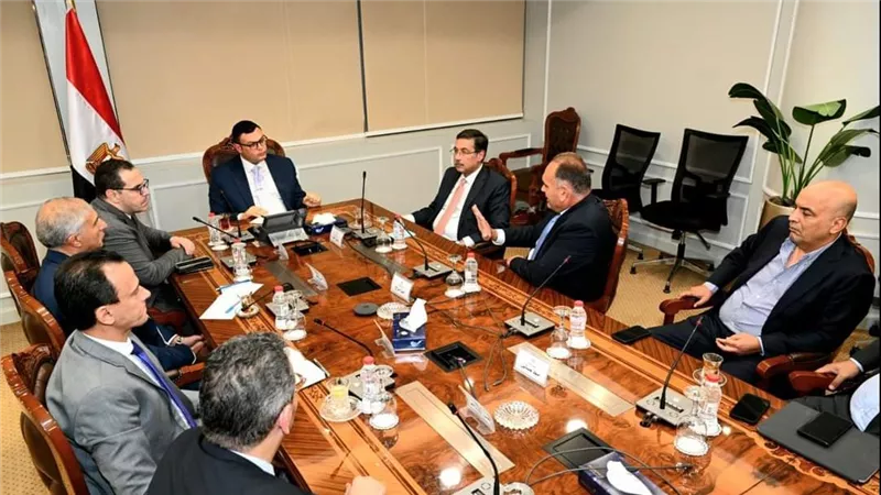 وزير الإسكان يتابع مع مسئولى بنك التعمير معدلات تسويق مشروعات المجتمعات العمرانية الجديدة