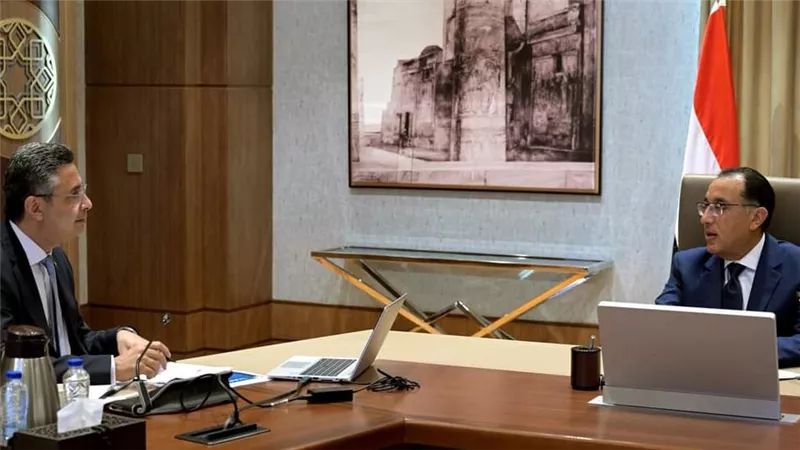 مدبولي يطمئن من وزير التموين على توافر السلع في الأسواق والأرصدة الاستراتيجية منها