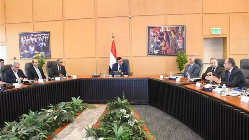 وزير الإسكان يتابع سير العمل بمشروعات المياه والصرف وأبراج العلمين الجديدة 