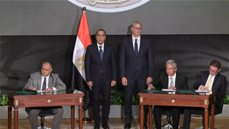 توقيع 4 مذكرات تفاهم بشأن دراسة زيادة أنشطة استكشاف وإنتاج وتنمية حقول البترول والغاز الطبيعي