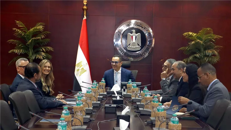 وزير الاستثمار يبحث مع مرسيدس بنز مشروعات الشركة الحالية والمستقبلية في مصر
