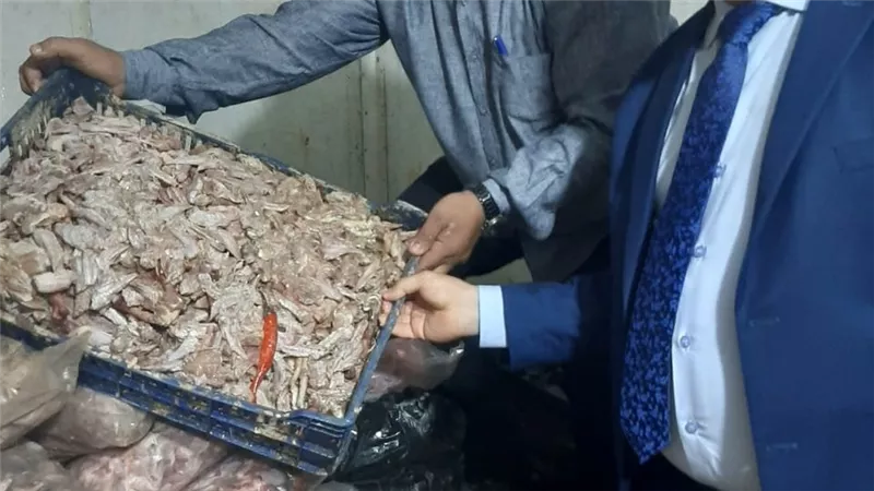 ضربة لتجار اللحوم الفاسدة..  ضبط مصنع بير سلم لتصنيع لانشون وسحق وبرجر من عظام الدواجن
