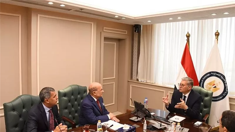 وزير البترول يبحث مع 