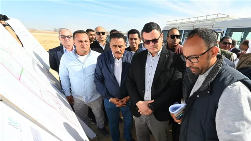 وزير الإسكان يتفقد موقف تنفيذ أعمال الطرق والمرافق للأراضى البديلة بمنطقة 