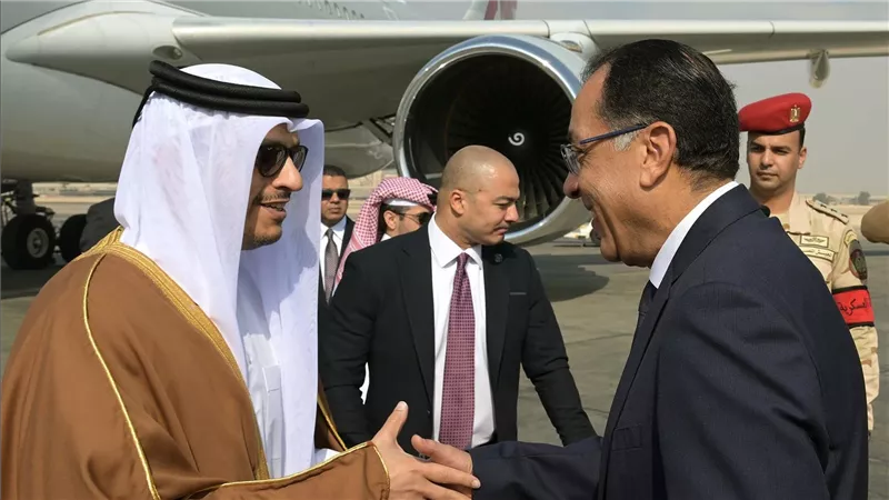 رئيس الوزراء يستقبل نظيره القطري بمطار القاهرة الدولي