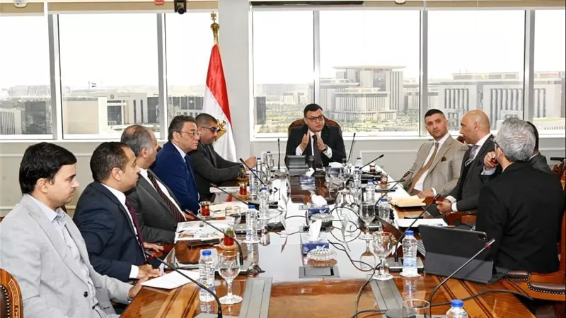 وزير الإسكان يبحث تطوير مناطق المقابر القائمة وإتاحة أخرى بالمدن الجديدة