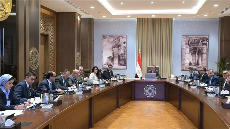 رئيس الوزراء يناقش مسودة قانون إنشاء مناطق المال والأعمال في مصر