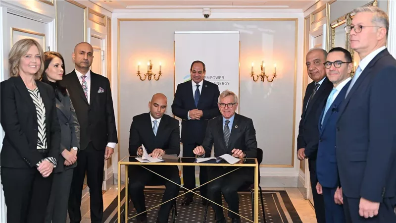 توقيع عقد بين 