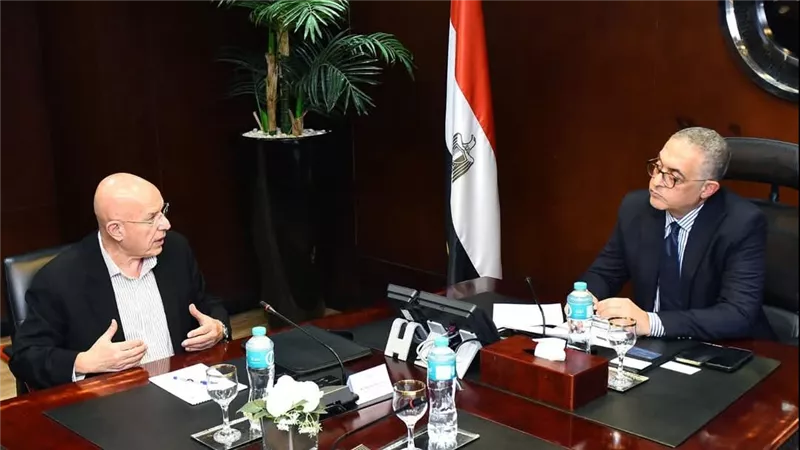باستثمارات 385 مليون دولار.. أكبر منتج للأقمشة المصبوغة والقمصان في العالم يبحث إنشاء مصنع بمصر
