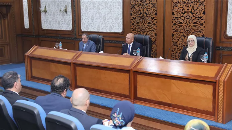 الوزير: دراسة إقامة مجمع مصانع جاهزة في مجالات الغزل والنسيج والملابس