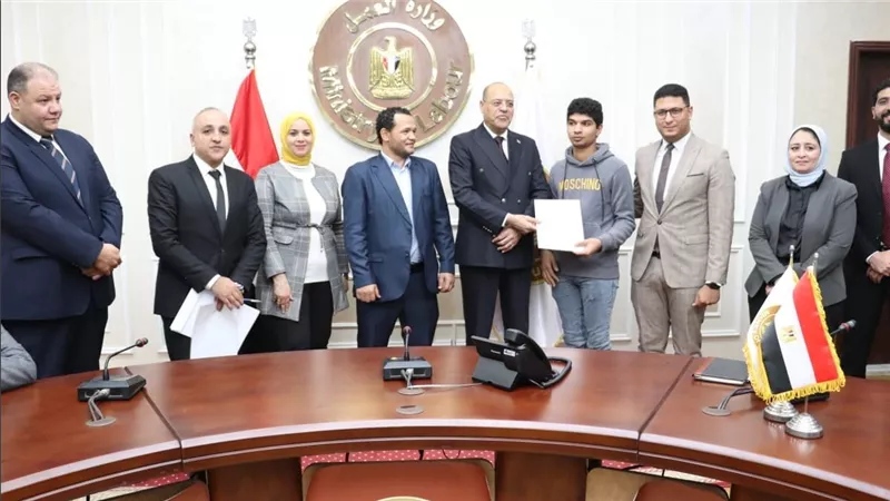 وزير العمل يُسلم 25 عقد عمل لذوي الهمم