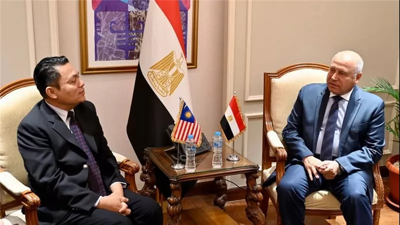 وزير الصناعة يبحث مع سفير ماليزيا سبل زيادة الاستثمارات الماليزية في مصر وتوطين عدد من الصناعات