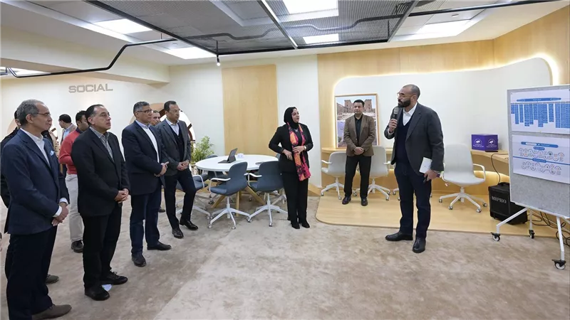 مدبولي يتفقد أنشطة معمل الابتكار الحكومي وبرامج بناء القدرات من المعهد القومي للاتصالات