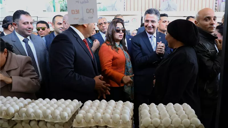 وزيرا التنمية المحلية والتموين ومحافظ القاهرة يفتتحون سوق اليوم الواحد بالزيتون
