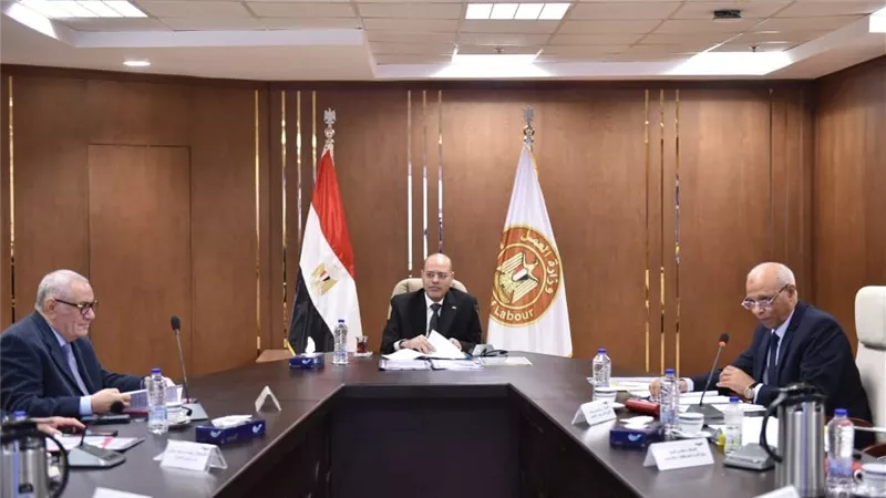 وزير العمل يرأس اجتماع