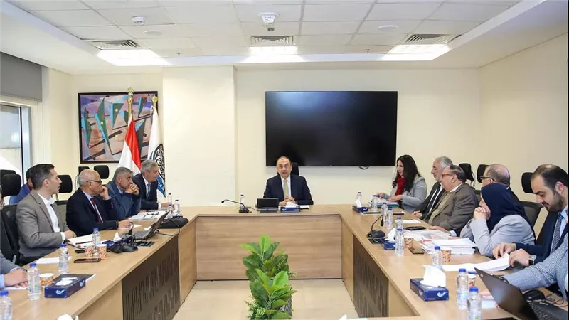 وزير قطاع الأعمال: تشغيل خط لإنتاج القطرات متوقف منذ 8 سنوات وتطوير وحدة تصنيع جراكن غسيل الكلى