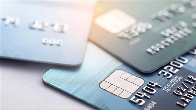 بخطوات بسيطة.. كيفية تجنب رسوم وعمولات البطاقات البنكية
