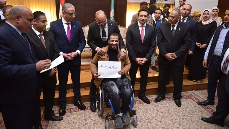 وزير العمل ومحافظ الفيوم يسلمان 10 عقود لذوي الهمم في مهنة التفصيل والخياطة