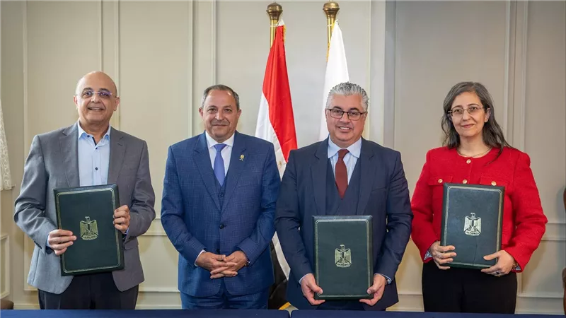 توقيع عقود إنشاء ساحة شاحنات ذكية بميناء غرب بورسعيد باستثمارات 250 مليون جنيه