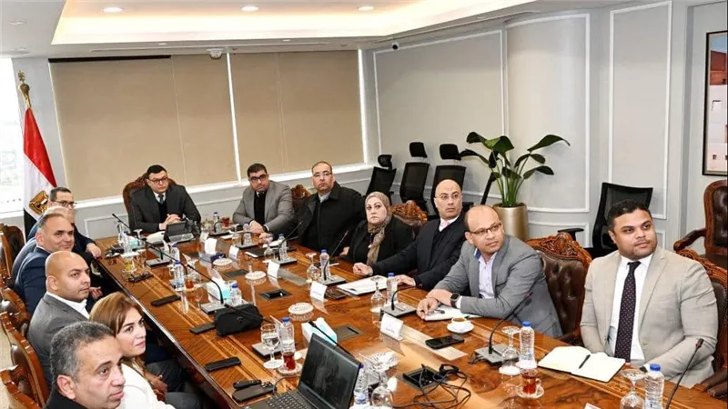 وزير الإسكان يستعرض عددا من الفرص الاستثمارية والخطة الترويجية لأحد المشروعات بالعاصمة الإدارية
