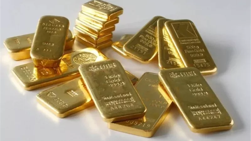 تراجع أسعار الذهب وسط صعود الدولار وترقب موقف ترامب من الرسوم الجمركية