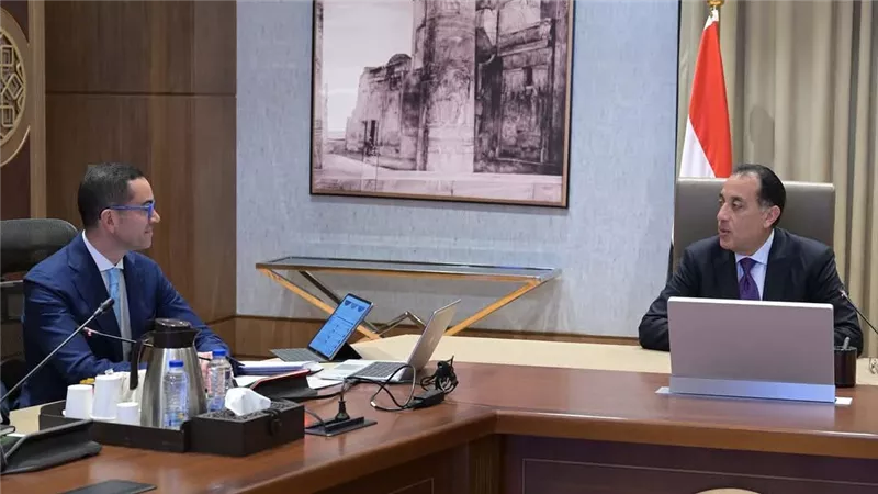 رئيس الوزراء يتابع مع وزير الاستثمار  جهود تحفيز مناخ جذب الاستثمارات 