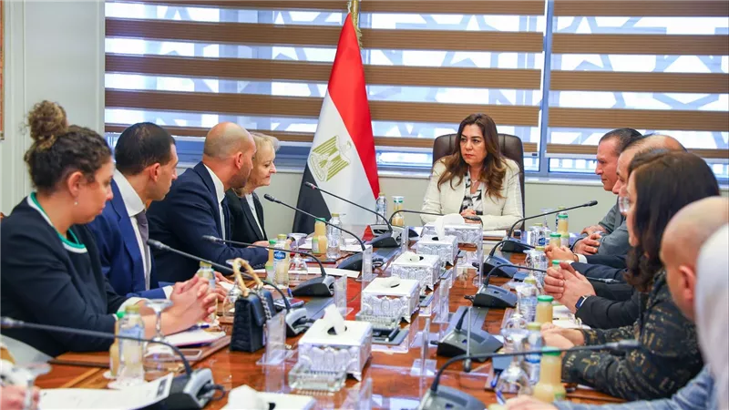 مصر تبحث مع البنك الأوروبي لإعادة الإعمار تمويل تطوير جراجات هيئة النقل العام للعمل بالطاقة الشمسية