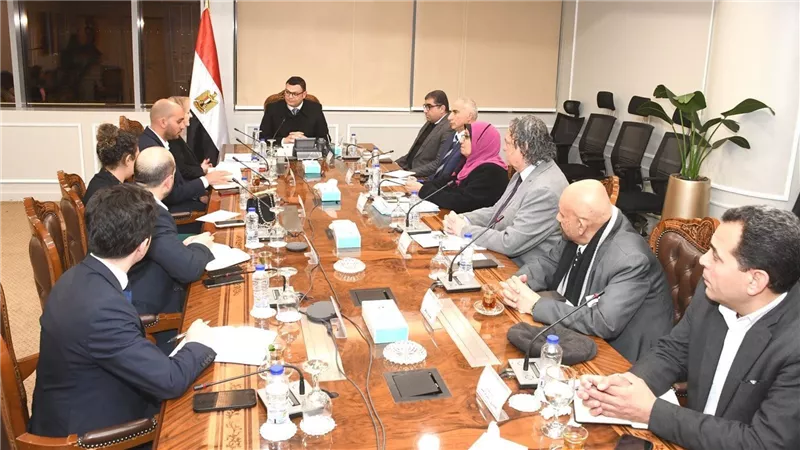 وزير الإسكان يبحث مع مسئولي البنك الأوروبي لإعادة الإعمار والتنمية سبل تعزيز التعاون المشترك