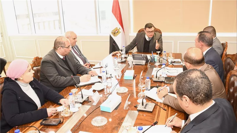 وزير الإسكان يبحث مع مسئولي الشركة الوطنية لإنشاء وتنمية وإدارة الطرق تعظيم الاستفادة من الإعلانات