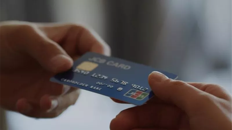 هل توجد رسوم على إصدار بطاقة صراف آلي لحساب التوفير؟