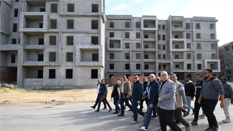 وزير الإسكان يتفقد مشروع 