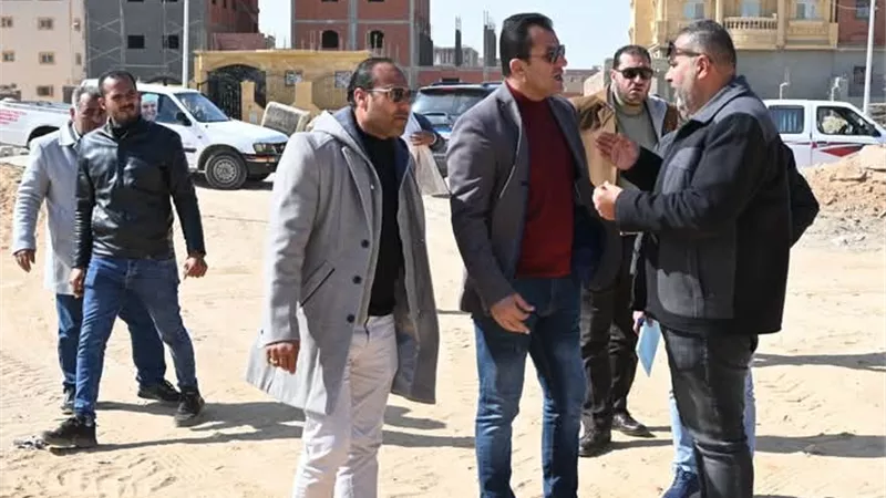 وزير الإسكان يُتابع مشروعات التطوير وترفيق الأراضي بالمناطق الصناعية بالعاشر من رمضان