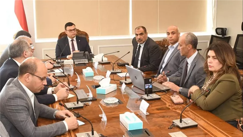وزير الإسكان يلتقي ممثلي شركة لإنشاء البحيرات 