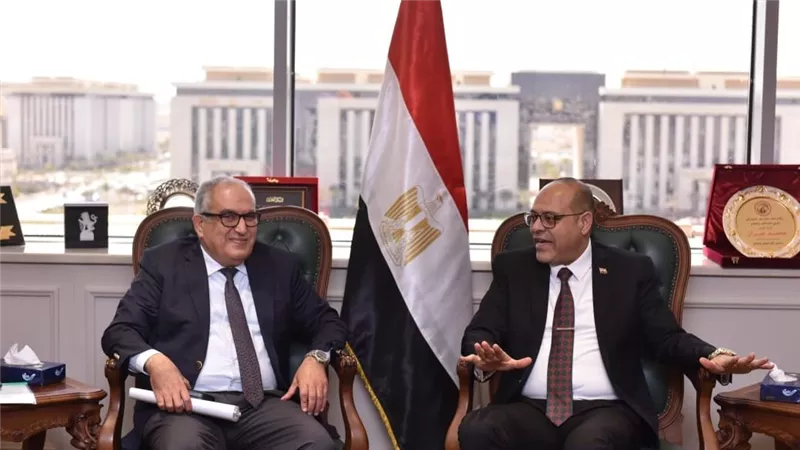 جبران يلتقي رئيس هيئة التأمين الصحي لمناقشة مد الحماية الاجتماعية للعمالة غير المنتظمة