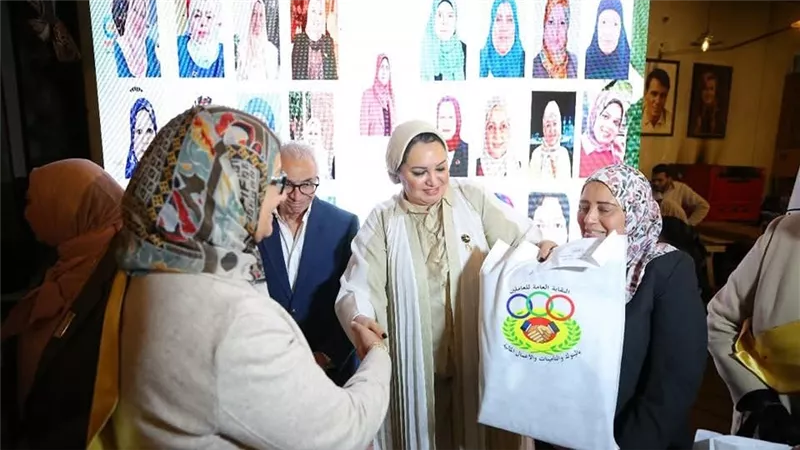 نقابة العاملين بالبنوك تحتفل بالإفطار السنوي.. وتكرم الأمهات المثاليات (صور)