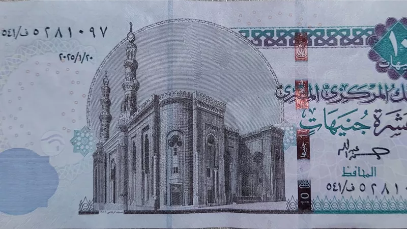 ليه البنك المركزي مستمر في طباعة الـ10 جنيه القديمة؟.. هنقولك السر
