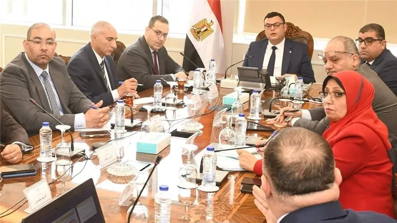 وزير الإسكان يتابع آليات طرح الأراضي والفرص الاستثمارية بالمدن الجديدة